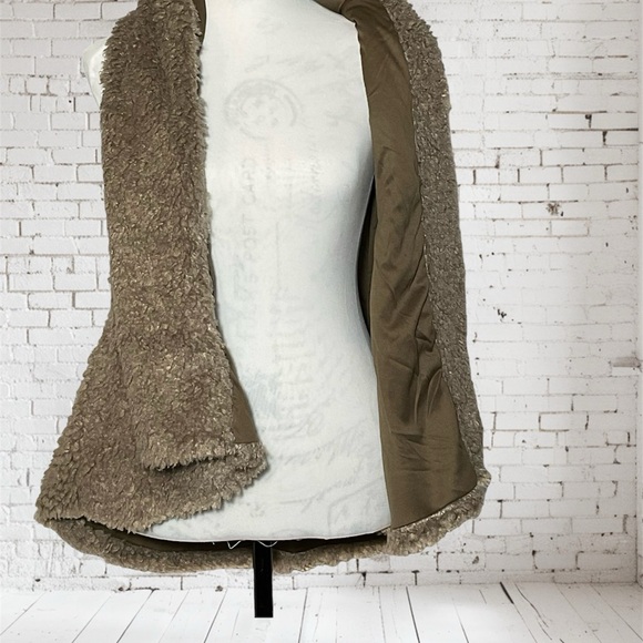 FAVLUX Fashion Sherpa Faux Fur Vest Teddy Jacket SUPER SOFT SzM Used Like NEW - Picture 3 of 11